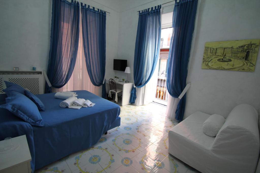 1 Schlafzimmer mit 2 Betten und einem Sofa in der Unterkunft Le Vie Di Napoli B&B in Neapel