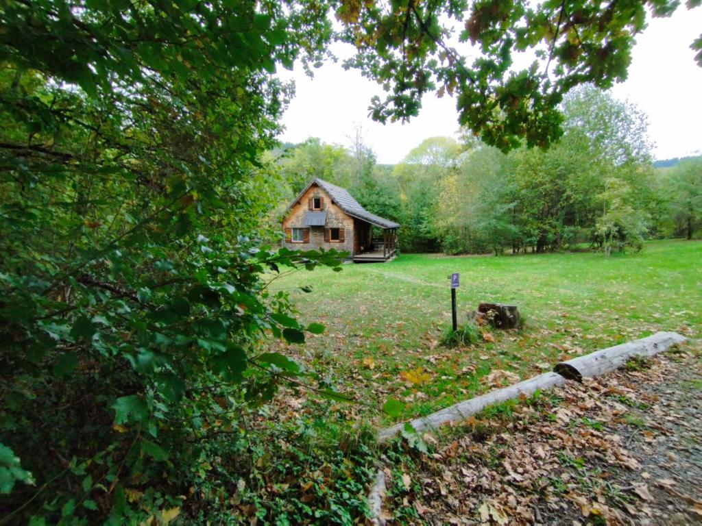 een blokhut in het midden van een veld bij Gîte Chalet Morvan Bourgogne in Corancy