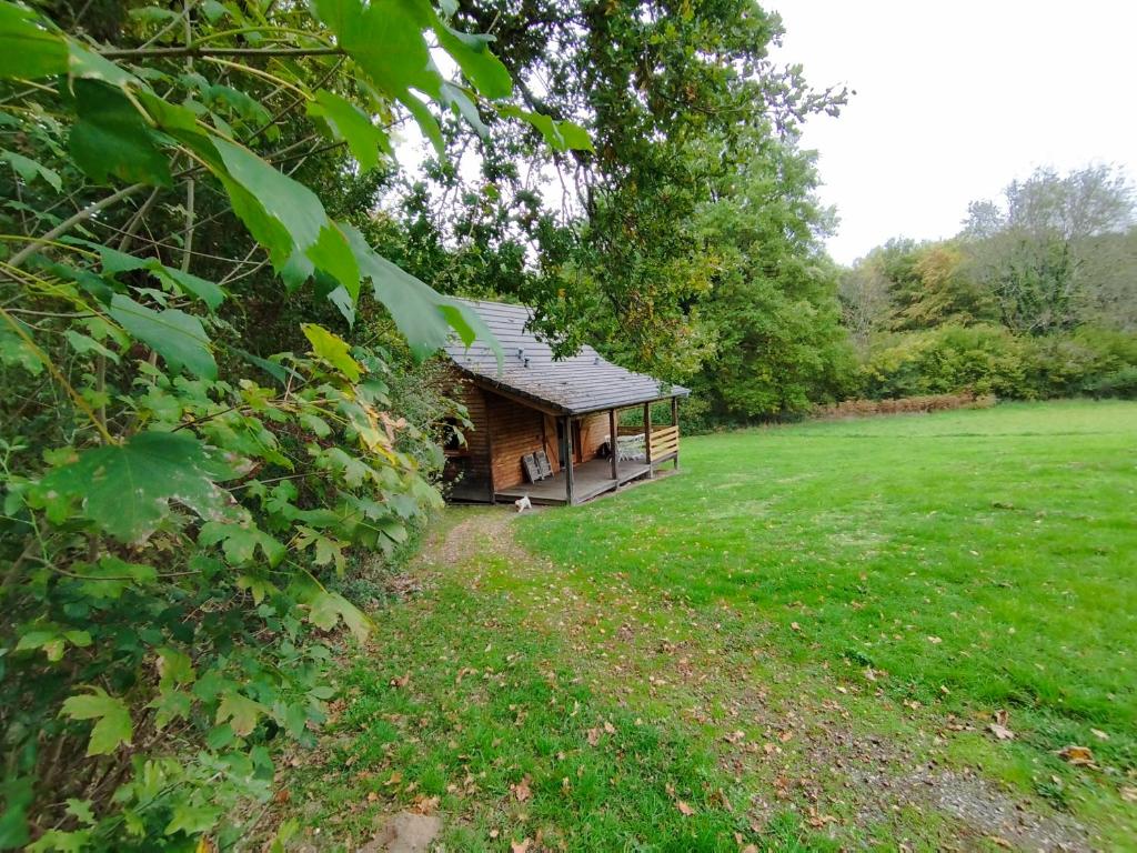 een blokhut in het midden van een veld bij Gîte Chalet Morvan Bourgogne in Corancy