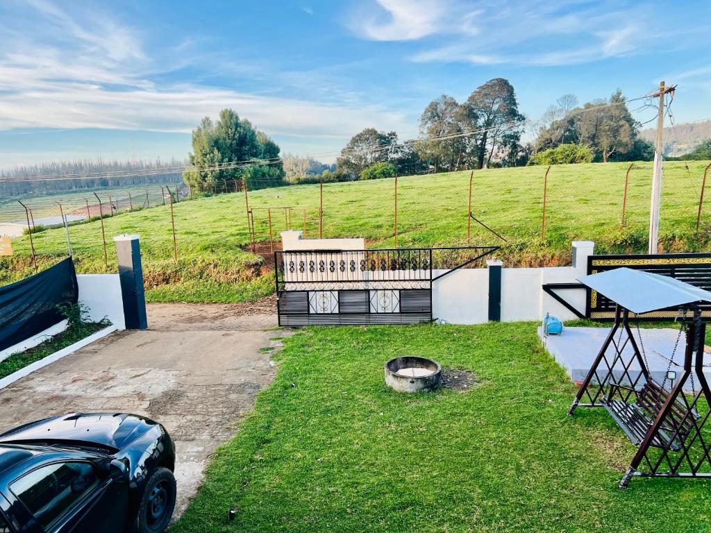 une voiture garée à côté d'une table de ping-pong dans l'établissement Teyt Castle - Ooty - Nilgiris, à Ooty