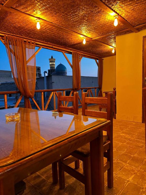 Una mesa con dos sillas y vista al mar. en NABIBEK TERRACE Ponorama view old city with real discoun,t, en Bukhara