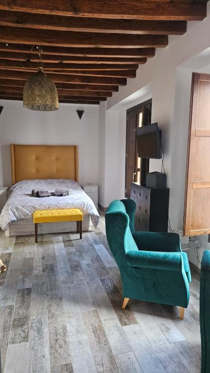una camera da letto con un letto, un divano e una sedia di Casa Garam a Granada