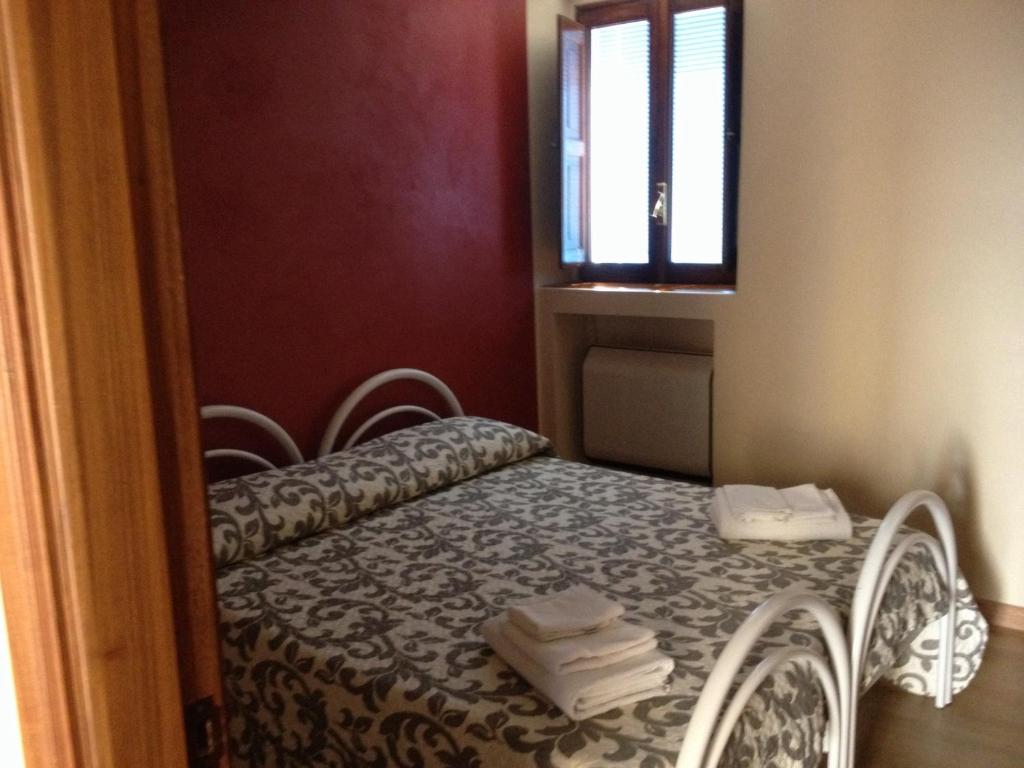 um quarto com uma cama com toalhas em B&B Sogni D'Oro em Moliterno