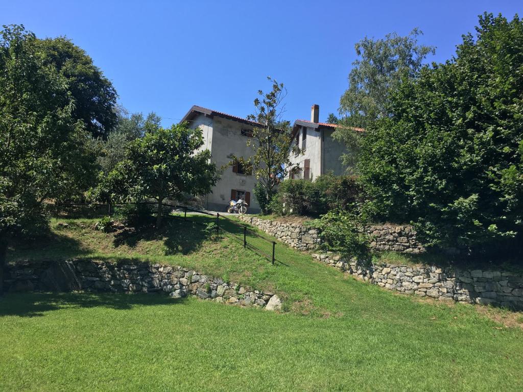 a house on a hill with a stone wall at Cascina Cologna in Galbiate