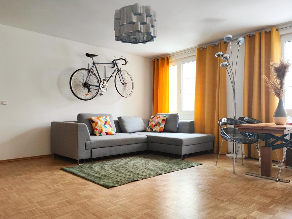 Posezení v ubytování LOLLIPOP - metro to the opera 4 mins away