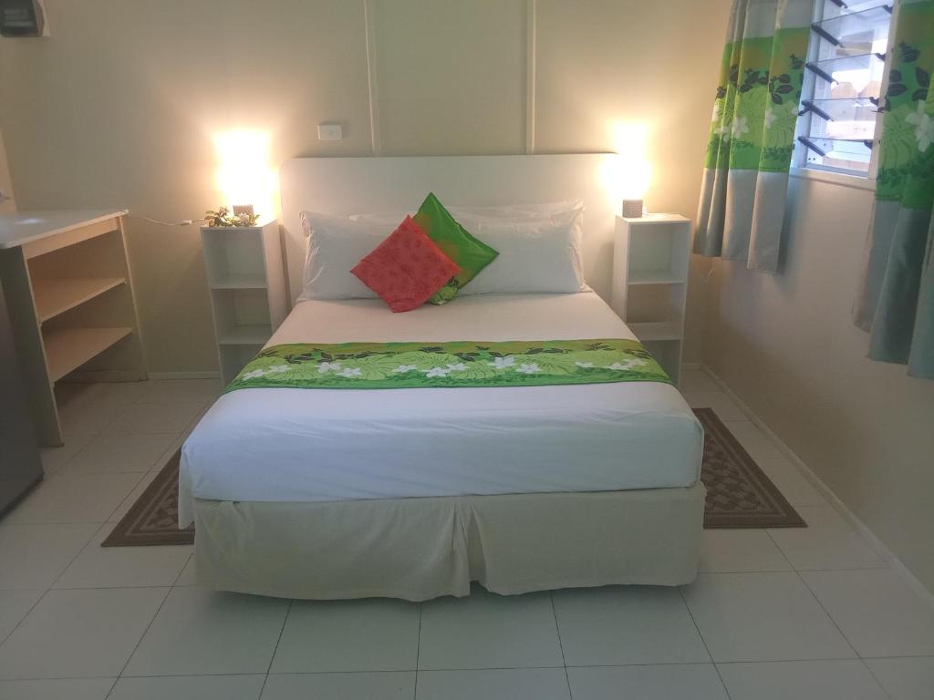 NgatangiiaにあるRei-Ris Placeの枕2つが備わるドミトリールームのベッド1台分です。