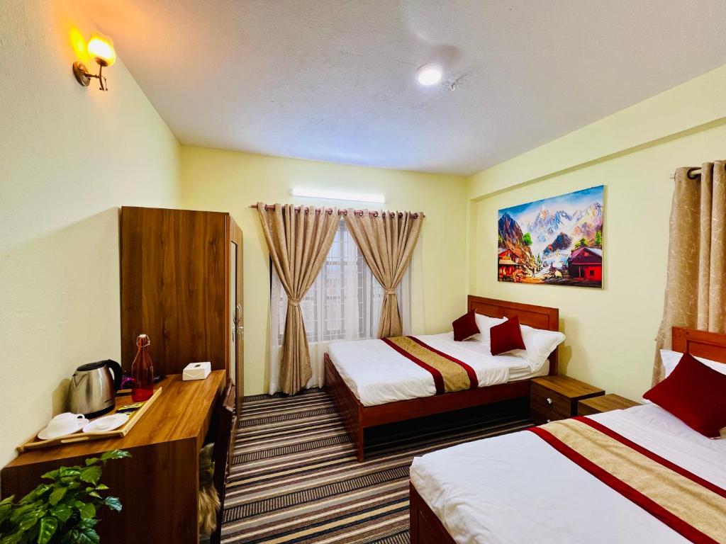 una camera d'albergo con due letti e una scrivania di Himalayan Tranquil Stay a Burhānilkantha