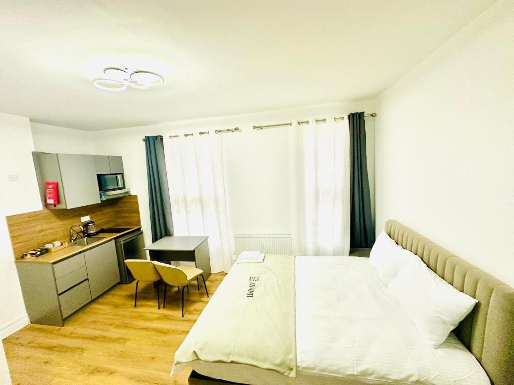 ノッティンガムにあるAvon Stone Apartmentsのベッドルーム1室(ベッド1台、デスク付)、キッチン