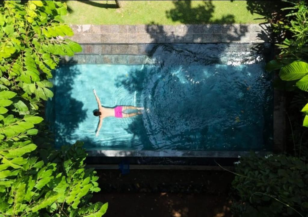 una mujer flotando en una piscina en Ceylon Olive Galle, en Galle