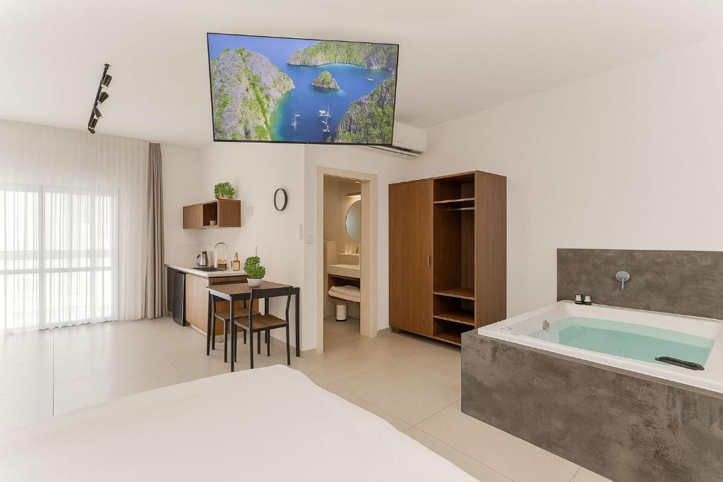 Ένα ή περισσότερα κρεβάτια σε δωμάτιο στο פסגת הגליל - סוויטות מדהימות לזוגות במושב מנות