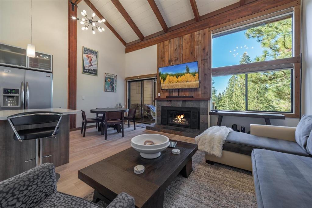 ein Wohnzimmer mit Couch und Kamin in der Unterkunft Indian Hills 6021 townhouse in Truckee-Tahoe Airport