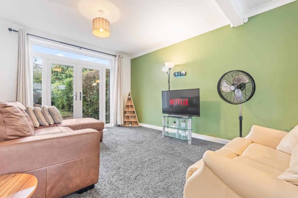 TV a/nebo společenská místnost v ubytování Awesome Coventry Home for Business Contractors and Suitable for families with Free Parking 14mins from NEC