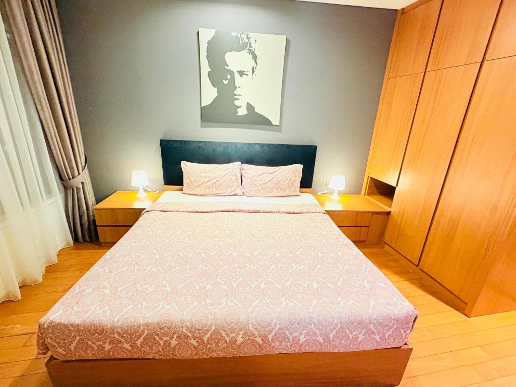 ein Schlafzimmer mit einem Bett und zwei Nachttischen in der Unterkunft Apartment Kualalampur Near klcc Vortex suites in Kuala Lumpur