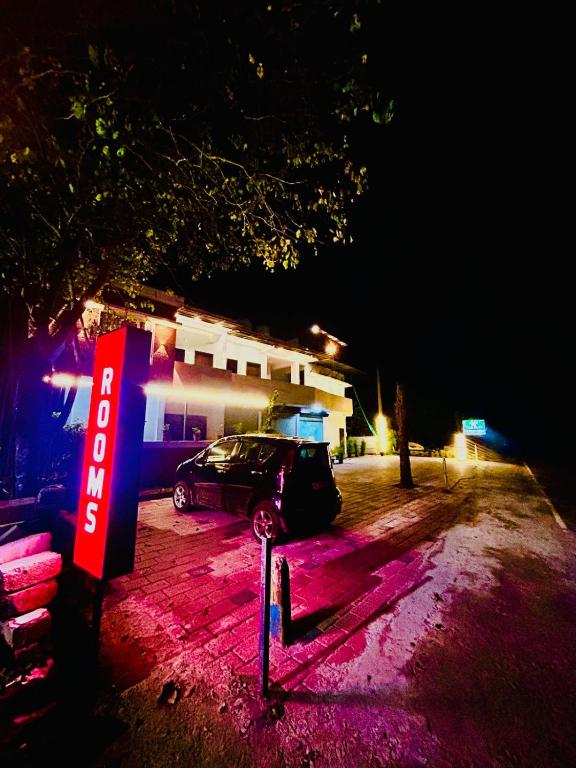 苏丹巴特利Wild Bliss的晚上在停车场停车