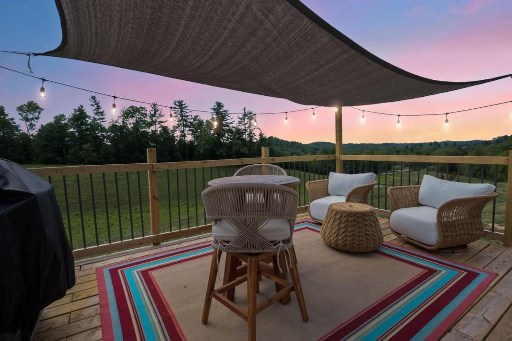 Balkón nebo terasa v ubytování WiFi Firepit Fishing Pond - FarmView