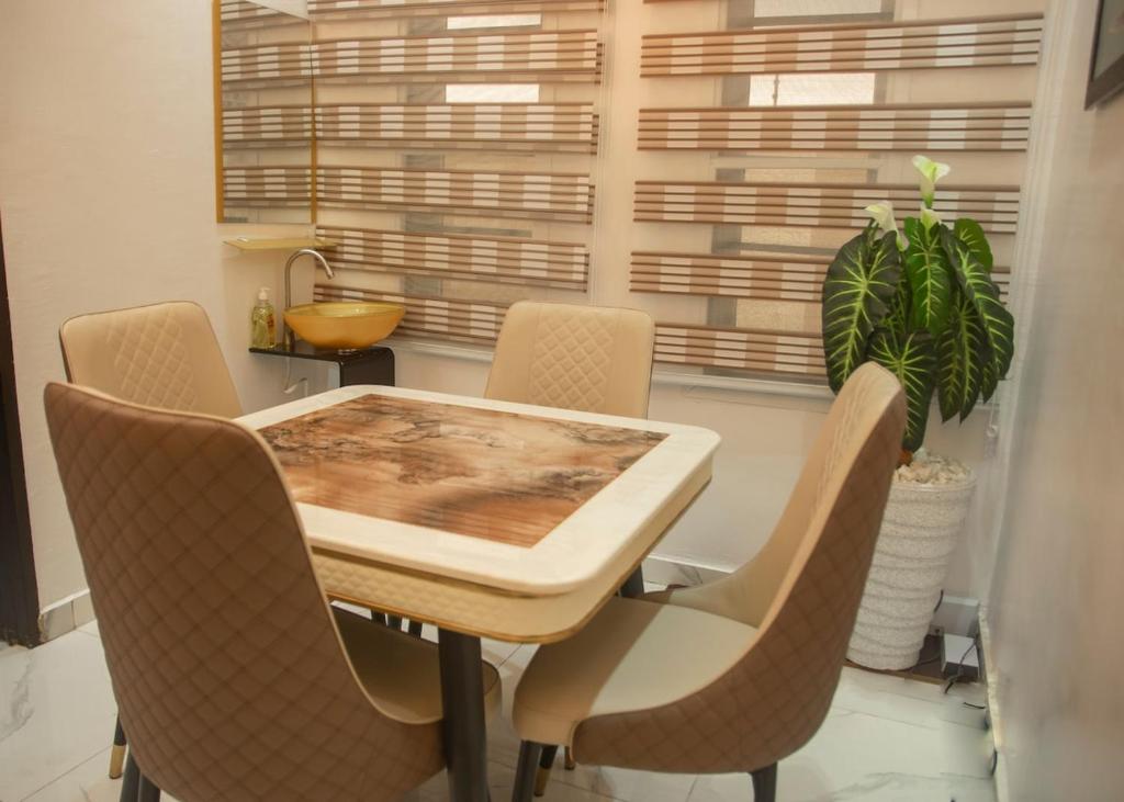 Khu vực ghế ngồi tại 2 Bedroom Apartment - Flixx & Flixx Apartments