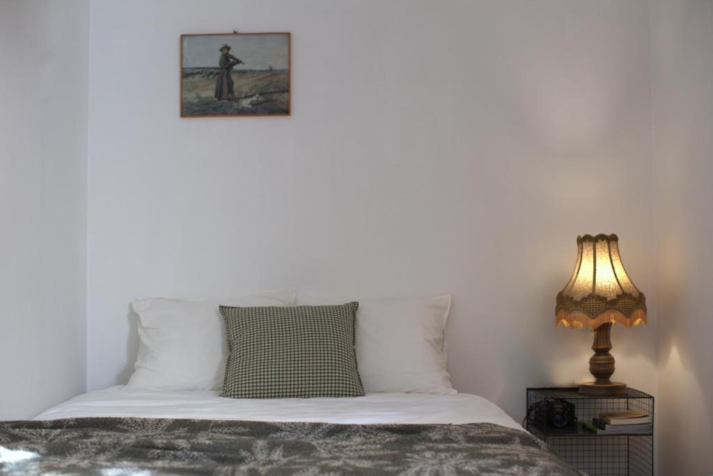 Un dormitorio con una cama con un cuadro en la pared. en wyciszy i ukoi apartament - w najpiękniejszej dzielnicy Katowic, en Katowice