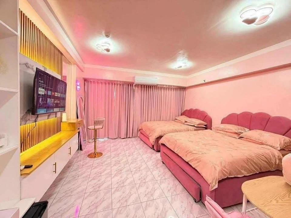 Una cama o camas en una habitación de SMDC Style Residences Condotel