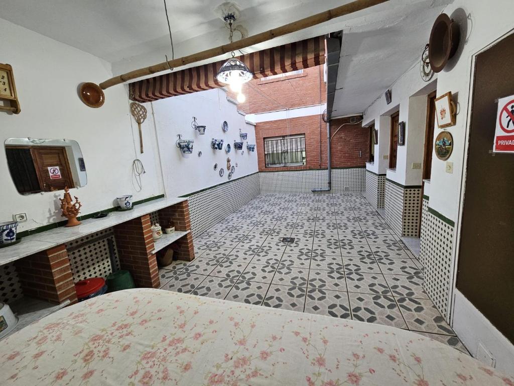 Habitación vacía con una habitación grande con suelo de baldosa. en Casa de Pueblo con Encanto, en Valderrubio