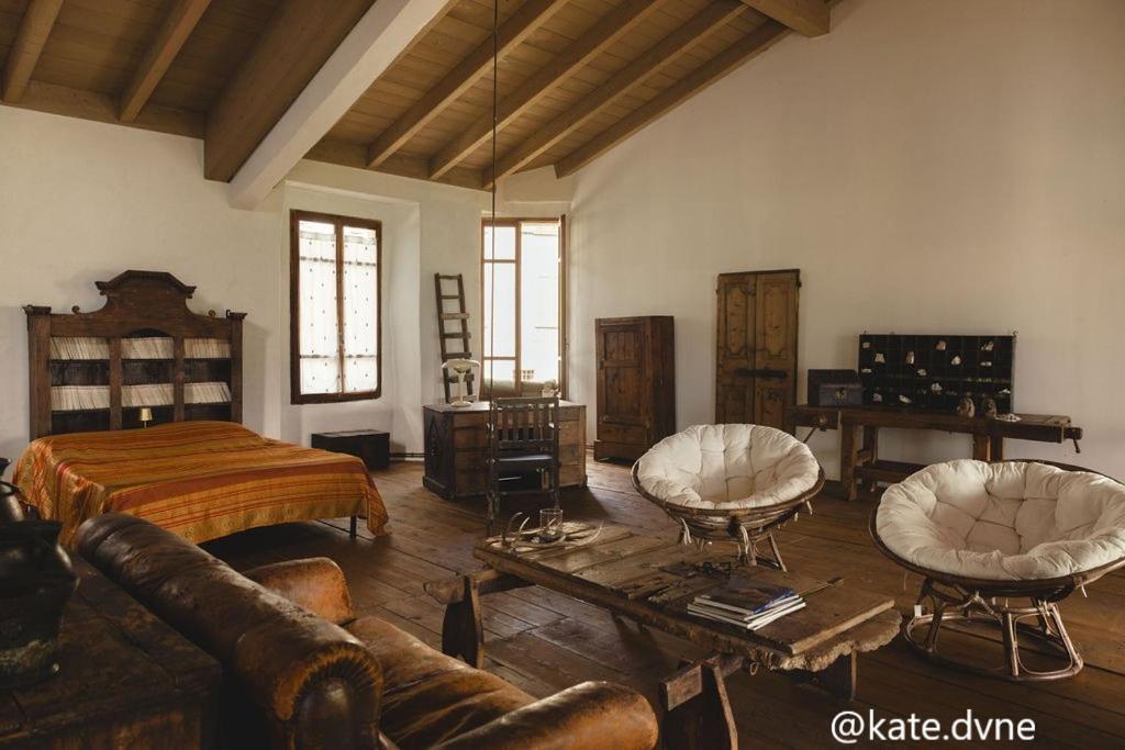 un salon avec un lit et un canapé dans l'établissement B&B Cantine Marchesi, à San Bernardo