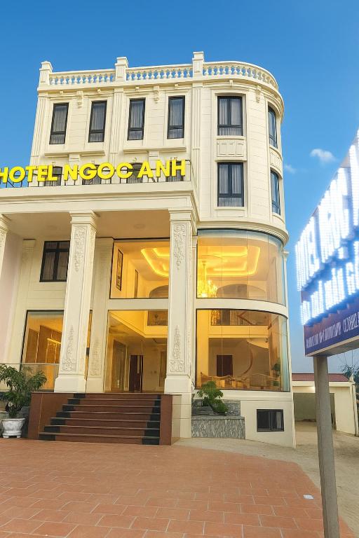 een groot wit gebouw met een bord erop bij Hotel Ngoc Anh - Van Don in Quang Ninh