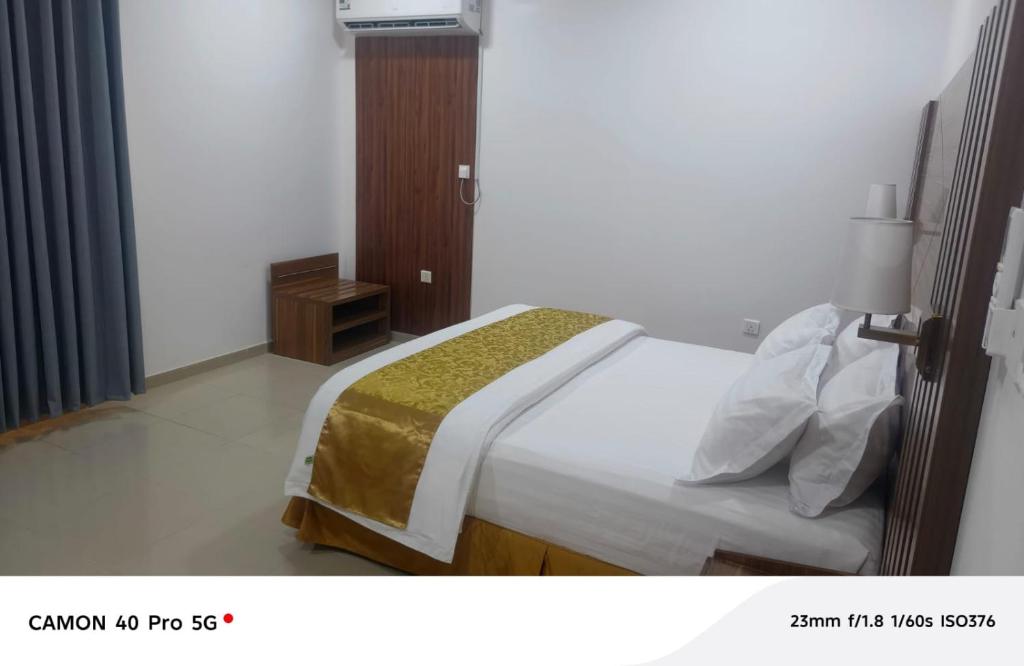 a hotel room with a bed with at رندة المدن للشقق المخدومة in Jazan
