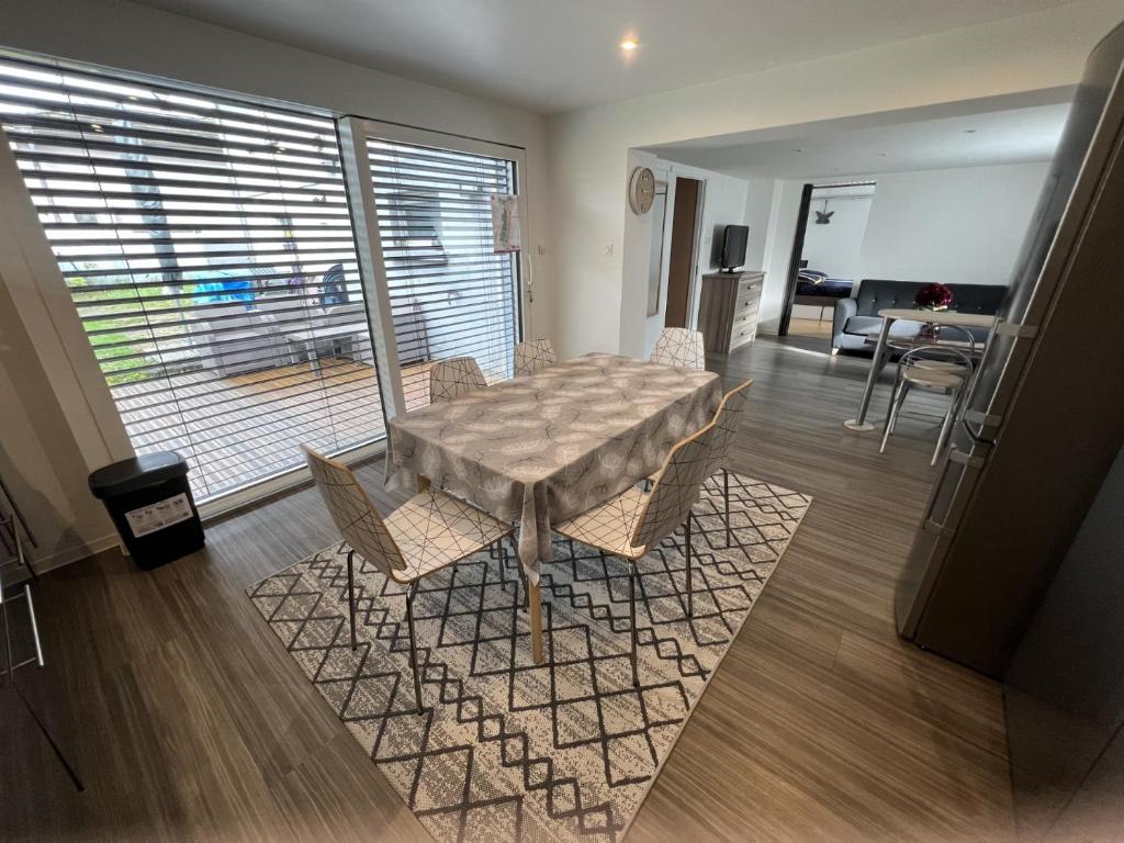 a dining room with a table and chairs in a living room at Chez Eliane in Bennwihr