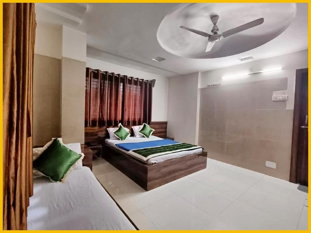 Postel nebo postele na pokoji v ubytování Hotel SP Inn Residency Near Shree Sai Baba Temple - Fully Air conditioned Room - Free Wifi And parking Available - Best Premium Hotel In Shirdi