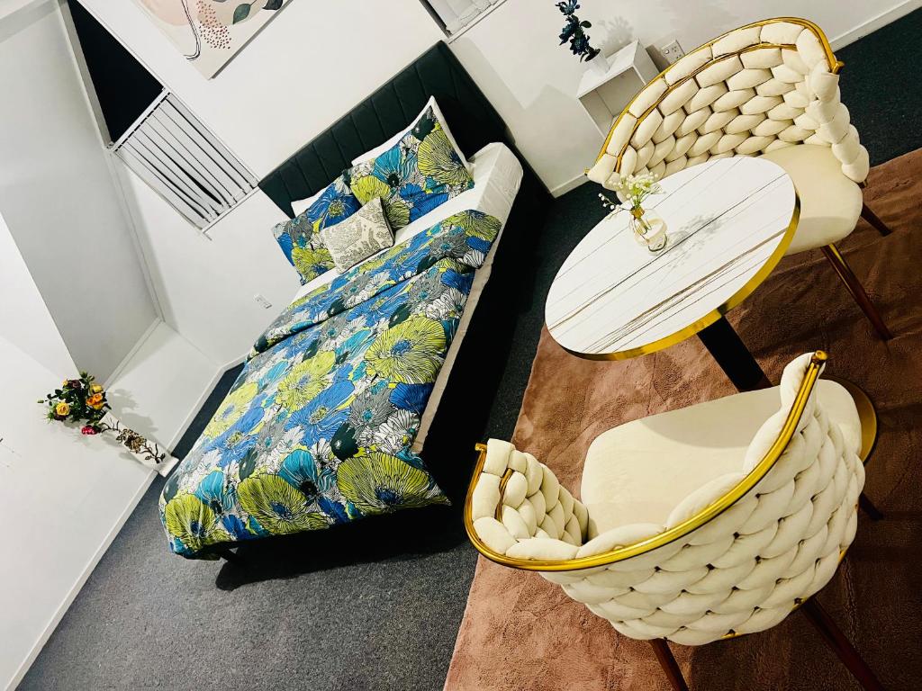 a room with a bed and a table and chairs at Mount Breeze in Mount Maunganui