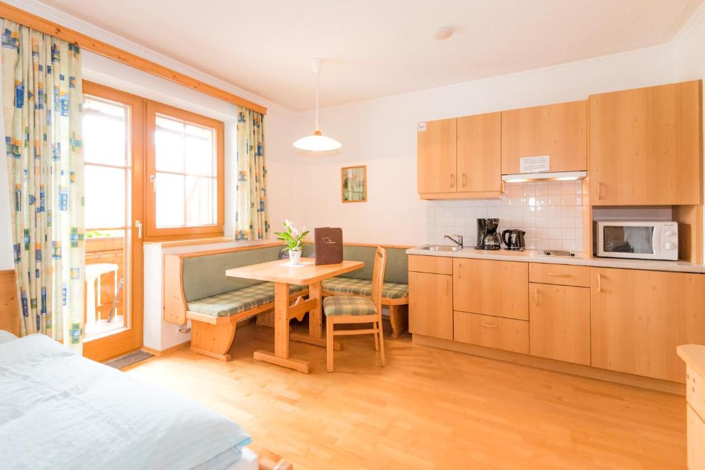 Η κουζίνα ή μικρή κουζίνα στο Pension- Appartement Kristall