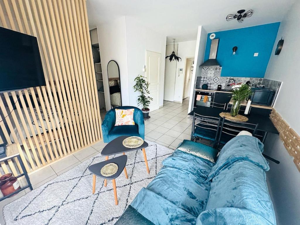 a living room with a blue couch and chairs at Le Faure - Appartement Centre ville et Jardin 2 personnes in Valence
