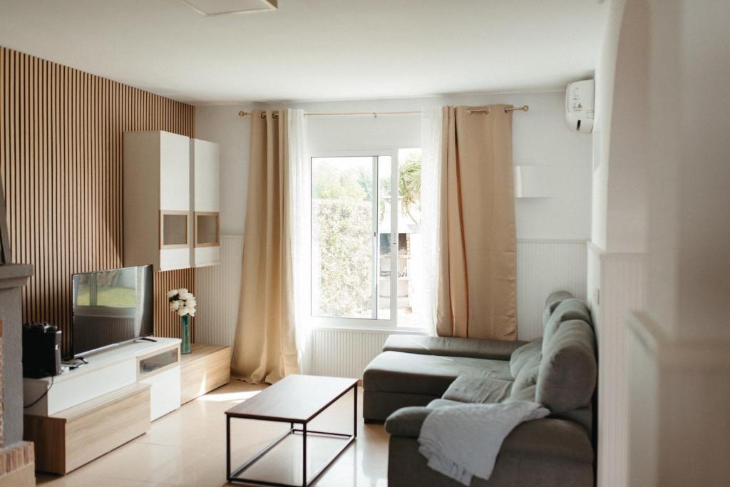 een woonkamer met een bank en een raam bij Casa Chafarinas in Vera