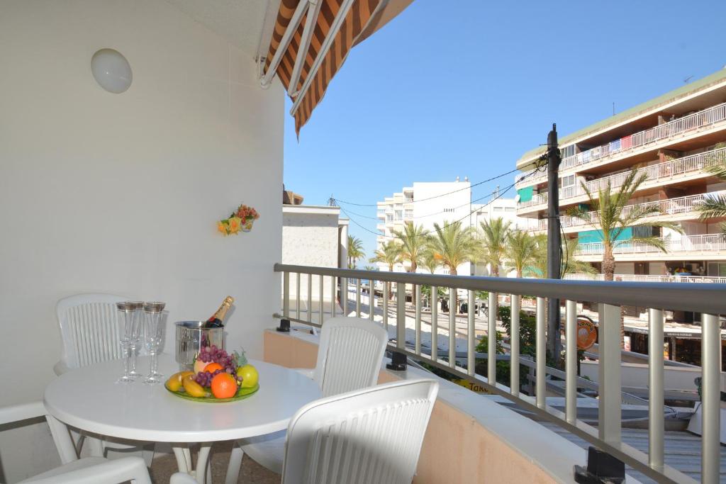 - une table avec un bol de fruits sur le balcon dans l'établissement Apartamento en Salou, à Salou