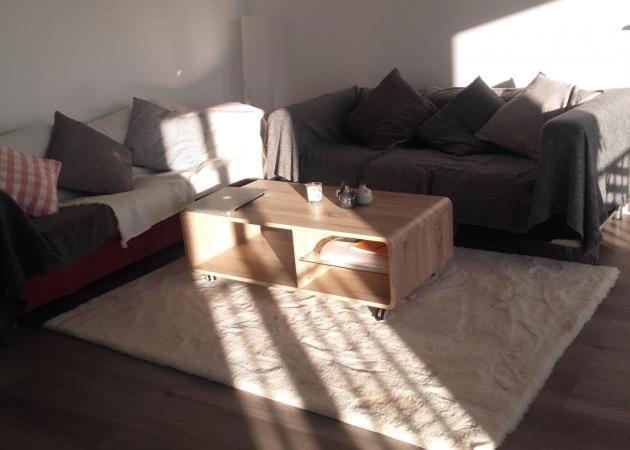 ein Wohnzimmer mit einer Couch und einem Couchtisch in der Unterkunft Chambre cosy à Caen centre in Caen