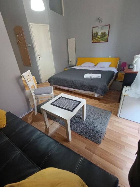 Giường trong phòng chung tại Топ соба