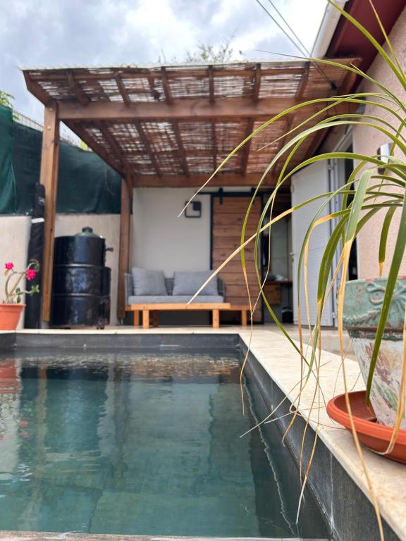 Bazén v ubytování Villa Morin nebo v jeho okolí