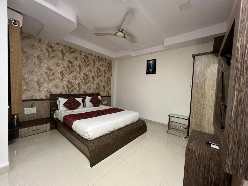 Postel nebo postele na pokoji v ubytování LUMORA INN Hotel shanti kamal