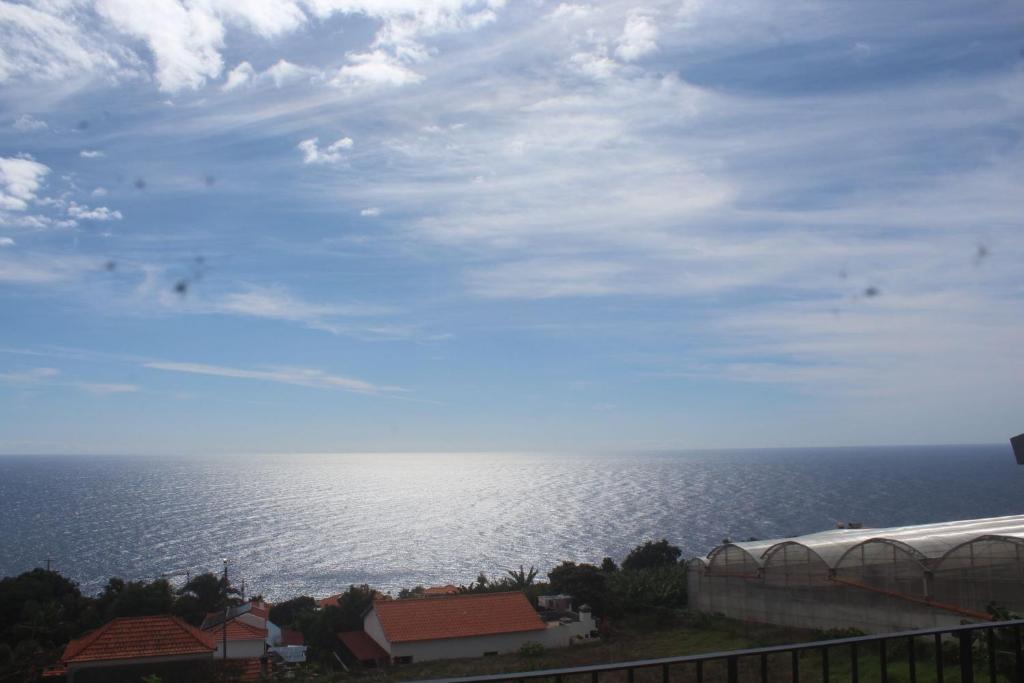 una vista dell'oceano da un balcone di Casa da Quinta a Estreito da Calheta