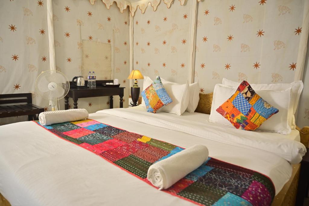 Postel nebo postele na pokoji v ubytování Sunny Desert Camp