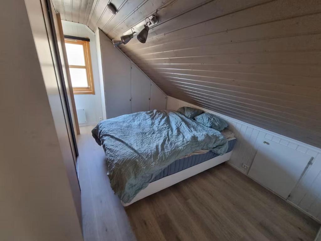 1 cama en una habitación pequeña en una casa pequeña en Room in Trondheim, Heimdal, Lundåsen - Bus to town every 5 minutes, en Trondheim