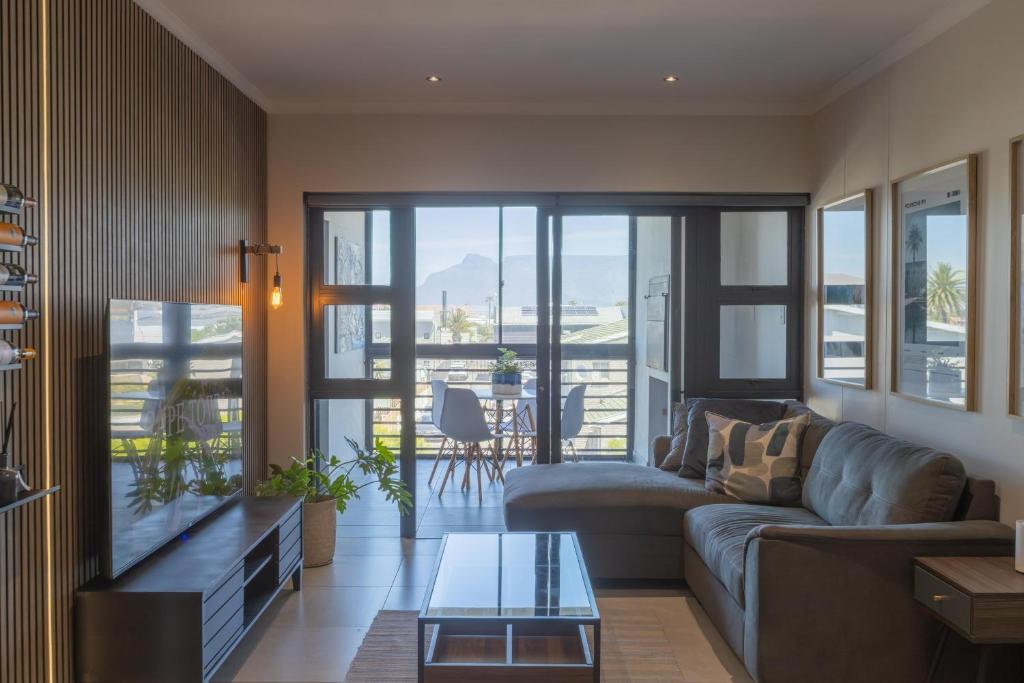 Χώρος καθιστικού στο 8 Blue Tides Premium Blouberg Apartment with Table Mountain View