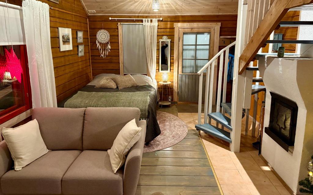 une chambre avec un lit et un canapé dans une pièce dans l'établissement Aurora Lodge, à Rovaniemi