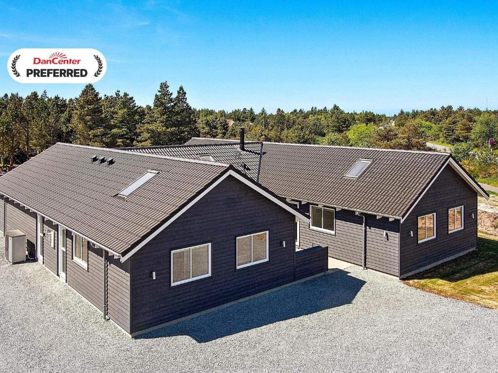 een afbeelding van een huis met een garage bij Luxury Retreat in Blavand - By Traum Ferienwohnungen in Blåvand