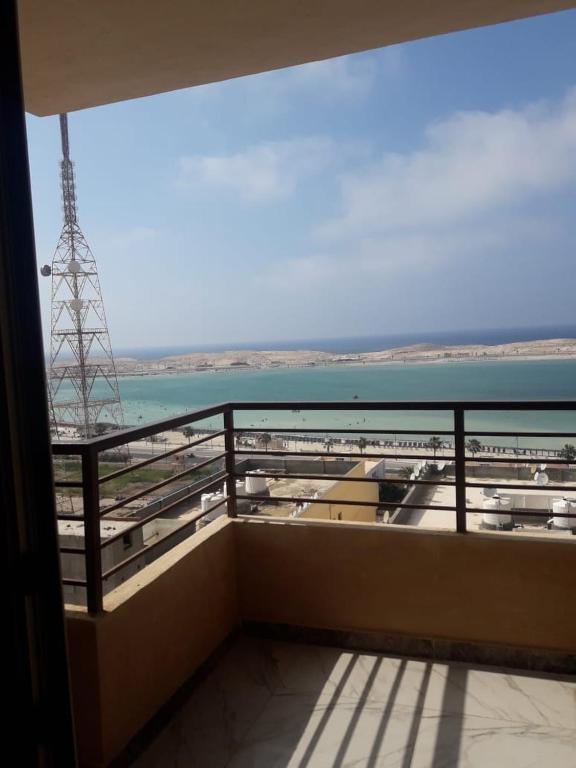 a balcony with a view of the ocean at مرسي مطروح شقه مفروشه سوبر مطله علي فيو بانوراما للبحر in Marsa Matruh