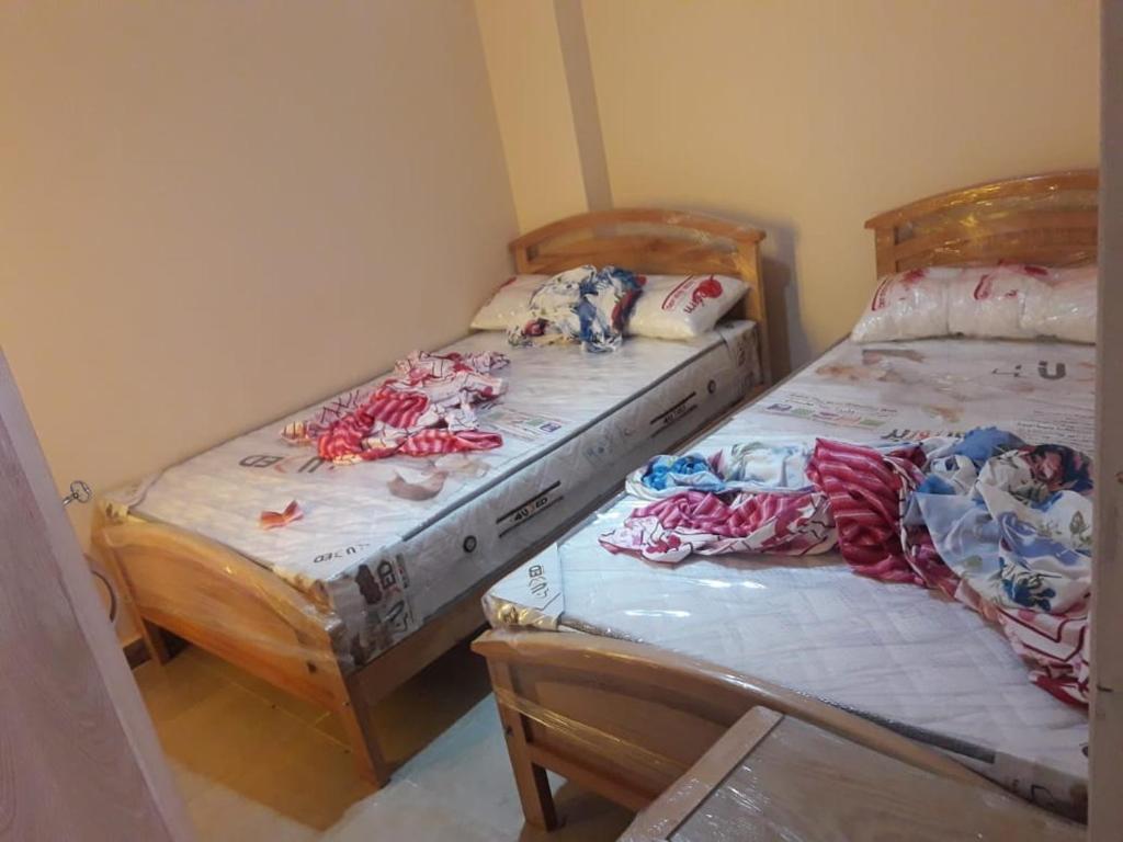 Ένα ή περισσότερα κρεβάτια σε δωμάτιο στο مرسي مطروح شقه مفروشه سوبر مطله علي فيو بانوراما للبحر