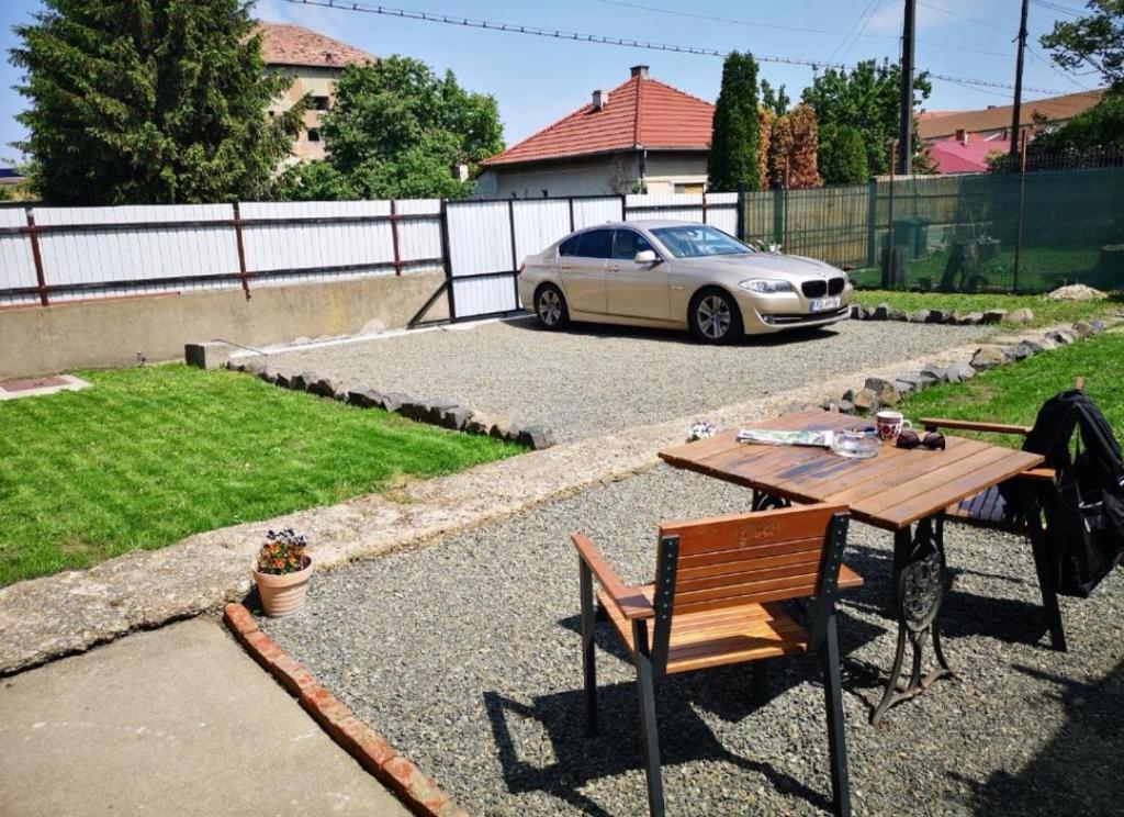 une voiture garée dans une allée avec une table et une voiture garée dans l'établissement Weisz Room - City Center - Free Private Parking, à Carei