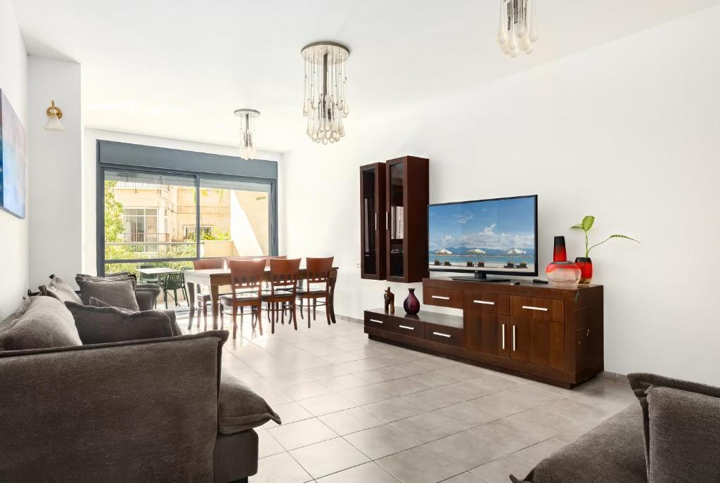 TV/trung tâm giải trí tại Bar Kochva 7 Apt 3 Tel Aviv