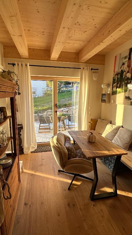 a living room with a table and a couch at 5 Sterne Ferienwohnung Villa Barka in Eppenschlag