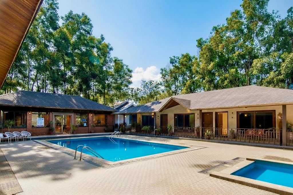 Bazén v ubytování Dew Drops Jungle Resort nebo v jeho okolí