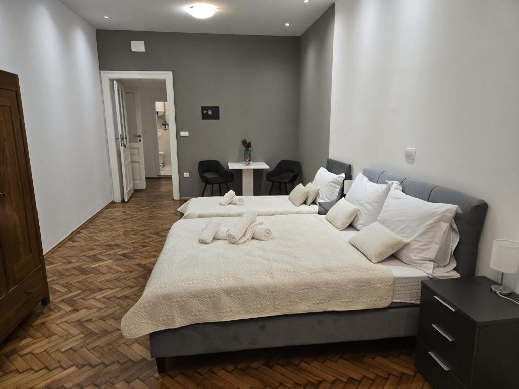 Ένα ή περισσότερα κρεβάτια σε δωμάτιο στο Besker Apartman